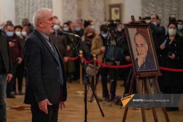 Арам Манукян на гражданской панихиде по Вано Сирадегяну Арам Манукян на гражданской панихиде по Вано Сирадегяну - Sputnik Армения