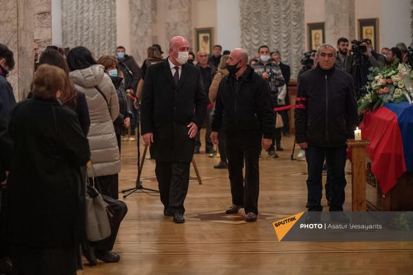 Арман Саркисян на гражданской панихиде по Вано Сирадегяну Арман Саркисян на гражданской панихиде по Вано Сирадегяну - Sputnik Армения