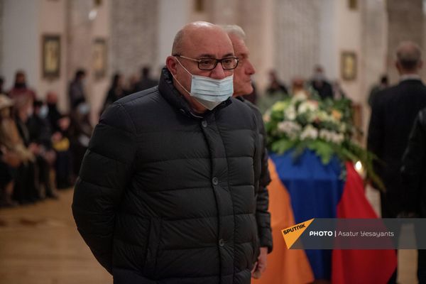 Гурген Арсенян на гражданской панихиде по Вано Сирадегяну Гурген Арсенян на гражданской панихиде по Вано Сирадегяну - Sputnik Армения