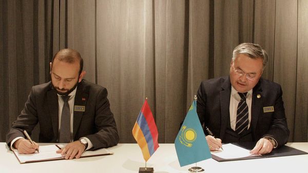 Министр иностранных дел Армении Арарат Мирзоян встретился с министром иностранных дел Казахстана Мухтаром Тлеуберди (2 декабря 2021). Стокгольм - Sputnik Армения