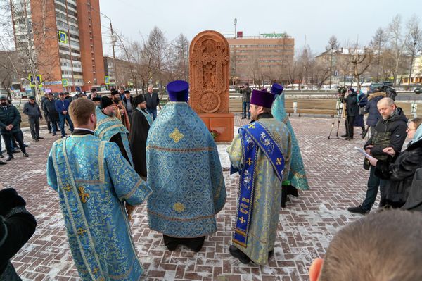 Молебен, посвященный освящению армянского Хачкара у храма Рождества Христова (4 декабря 2021). Братск - Sputnik Армения