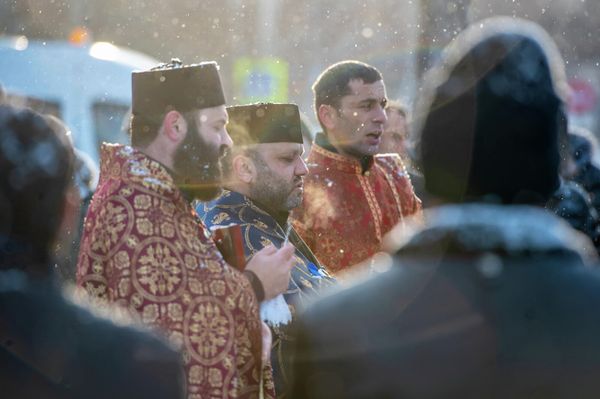Молебен, посвященный освящению армянского Хачкара у храма Рождества Христова (4 декабря 2021). Братск - Sputnik Армения