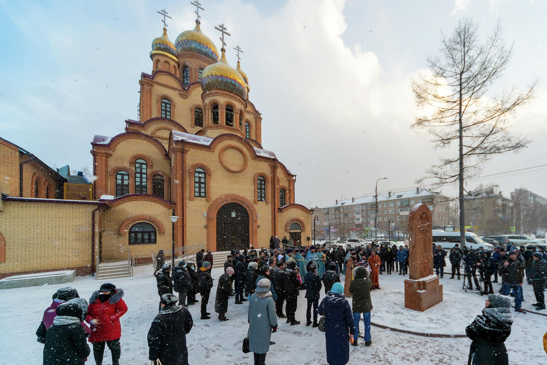 Молебен, посвященный освящению армянского Хачкара у храма Рождества Христова (4 декабря 2021). Братск - Sputnik Արմենիա, 1920, 04.12.2021