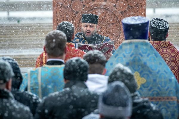 Молебен, посвященный освящению армянского Хачкара у храма Рождества Христова (4 декабря 2021). Братск - Sputnik Армения
