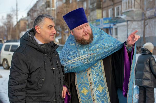 Молебен, посвященный освящению армянского Хачкара у храма Рождества Христова (4 декабря 2021). Братск - Sputnik Армения