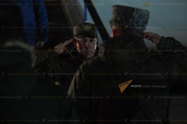 Самолет с армянскими военнопленными приземлился в аэропорту Эребуни (4 декабря 2021). Еревaн - Sputnik Армения