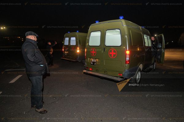 Самолет с армянскими военнопленными приземлился в аэропорту Эребуни (4 декабря 2021). Еревaн - Sputnik Армения