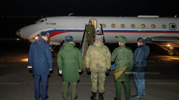 Самолет с армянскими военнопленными приземлился в аэропорту Эребуни (4 декабря 2021). Еревaн - Sputnik Армения