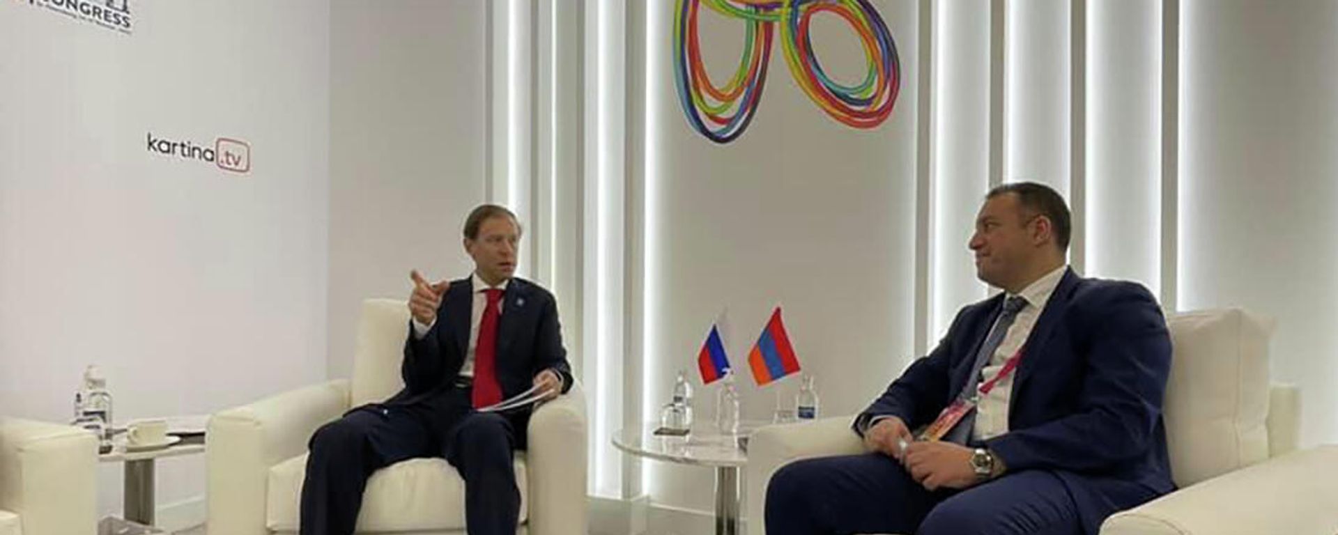 Встреча министра экономики Ваана Керобяна с министром промышленности России Денисом Мантуровым в российском павильоне на всемирной выставке ЭКСПО 2020-Дубай (4 декабря 2021). Дубаи - Sputnik Армения, 1920, 05.12.2021