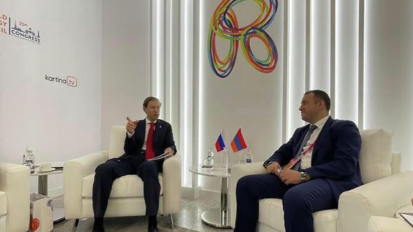 Встреча министра экономики Ваана Керобяна с министром промышленности России Денисом Мантуровым в российском павильоне на всемирной выставке ЭКСПО 2020-Дубай (4 декабря 2021). Дубаи - Sputnik Армения