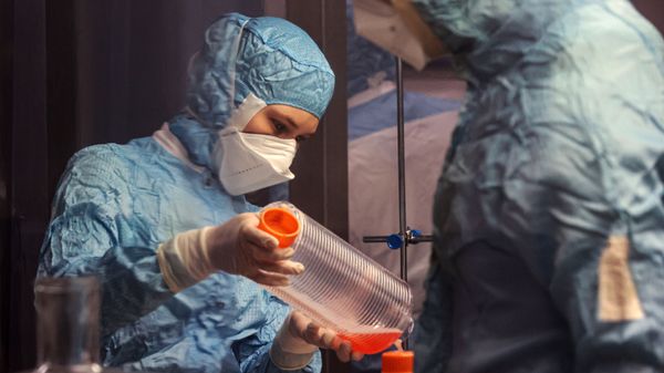 Сотрудница лаборатории Федерального научного центра исследований и разработки иммунобиологических препаратов имени М. П. Чумакова - Sputnik Армения