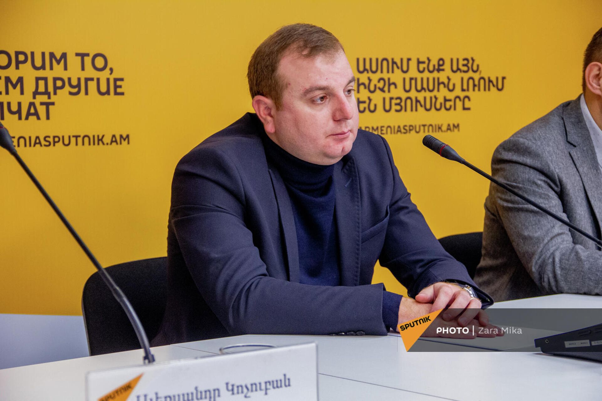 Адвокат Эрик Алексанян на пресс-конференции в мультимедийном пресс-центре Sputnik Армения (6 декабря 2021). Еревaн - Sputnik Армения, 1920, 06.12.2021