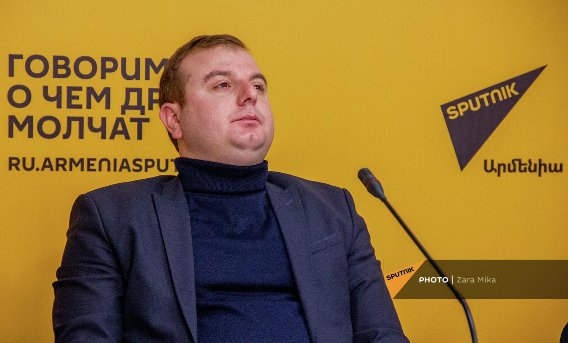 Адвокат Эрик Алексанян на пресс-конференции в мультимедийном пресс-центре Sputnik Армения (6 декабря 2021). Еревaн - Sputnik Армения, 1920, 06.12.2021