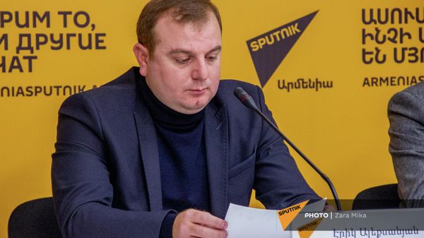 Адвокат Эрик Алексанян на пресс-конференции в мультимедийном пресс-центре Sputnik Армения (6 декабря 2021). Еревaн - Sputnik Армения