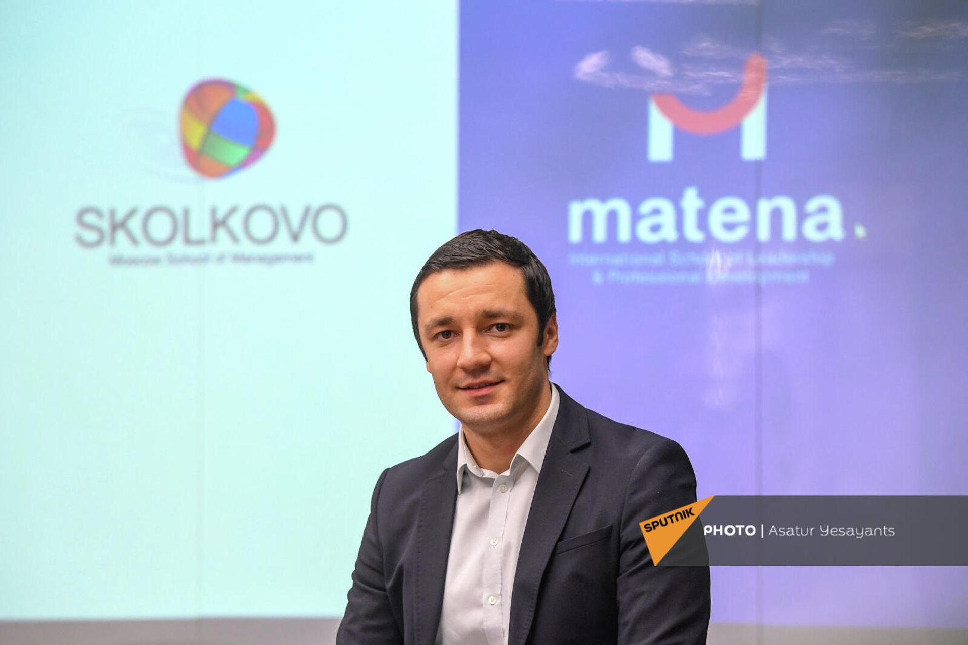 Соучредитель, директор Международной школы профессионального развития Matena Leadership Рубен Айрапетян на церемонии подписания Меморандума о сотрудничестве между Международной школой профессионального развития Matena и Московской школой управления Сколково (6 декабря 2021). Еревaн Соучредитель, директор Международной школы профессионального развития Matena Leadership Рубен Айрапетян на церемонии подписания Меморандума о сотрудничестве между Международной школой профессионального развития Matena и Московской школой управления Сколково (6 декабря 2021). Еревaн - Sputnik Армения, 1920, 06.12.2021