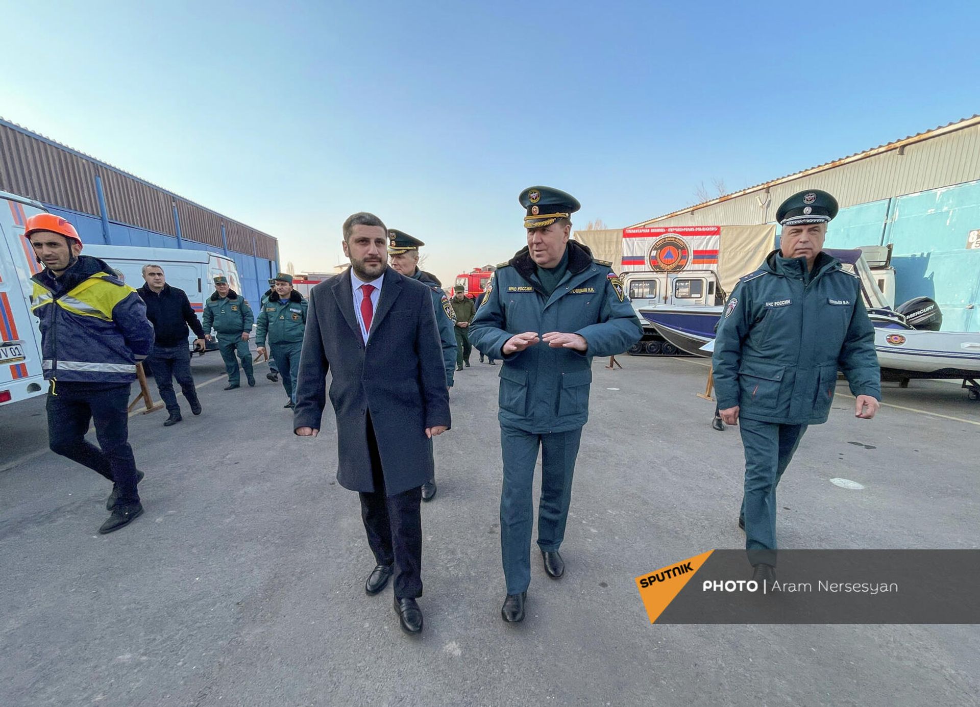 Заместители министров ЧС Армении и России Армен Памбухчян и Николай Гречушкин в армяно-российском Центре гуманитарного реагирования - Sputnik Արմենիա, 1920, 06.12.2021