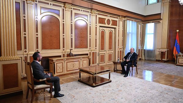 Президент Армен Саркисян принял ректора московской школы управления Сколково, профессора Юрия Левина (6 декабря 2021). Еревaн - Sputnik Армения