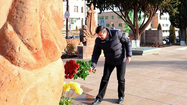 Президент Карабаха Араик Арутюнян во время возложения цветов в память о жертвах спитакского землетрясения 1988 года - Sputnik Արմենիա