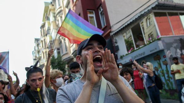 Протестующие скандируют лозунги во время прайда  - Sputnik Армения