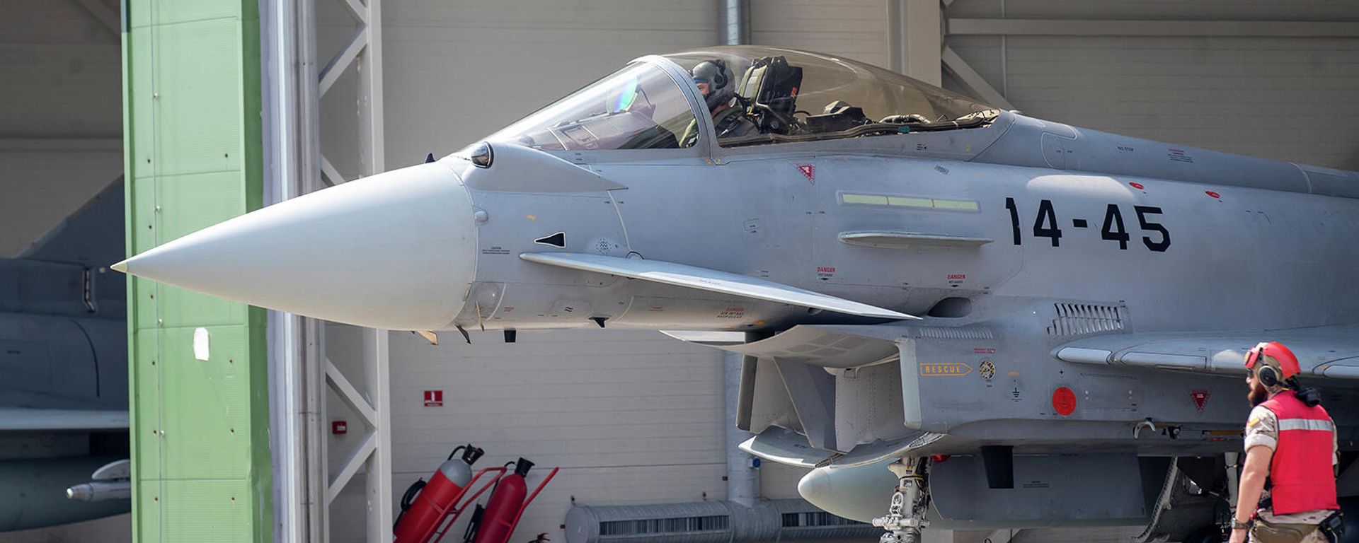 Испанский пилот истребителя Eurofighter Typhoon готовится к взлету - Sputnik Армения, 1920, 21.12.2021