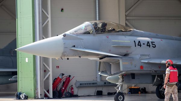 Испанский пилот истребителя Eurofighter Typhoon готовится к взлету - Sputnik Армения