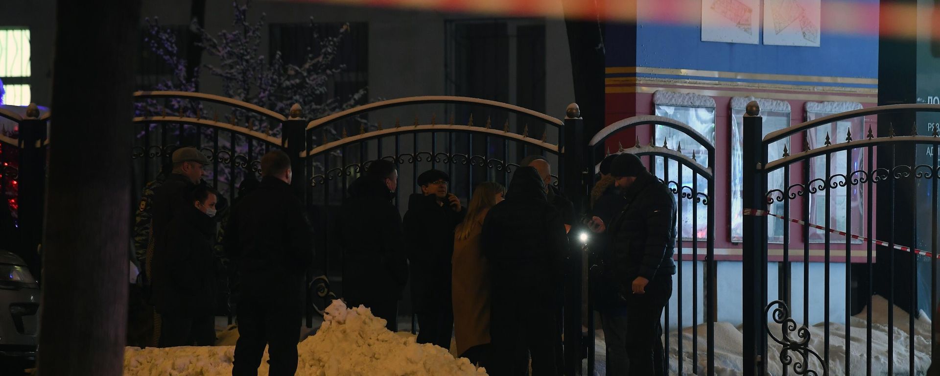 Люди у многофункционального центра Рязанский в Москве, где произошла стрельба - Sputnik Армения, 1920, 07.12.2021