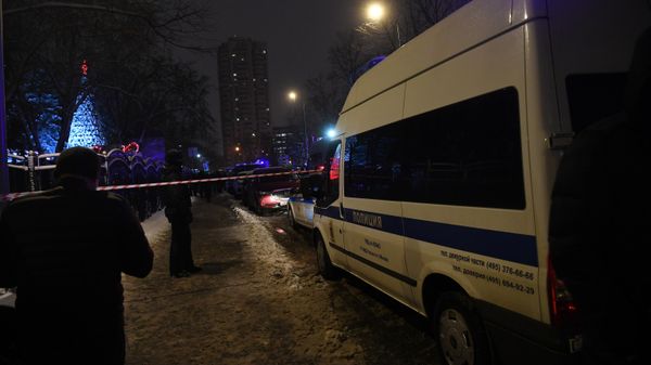 Автомобиль полиции у многофункционального центра Рязанский в Москве, где произошла стрельба - Sputnik Армения