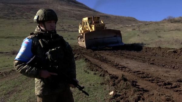 Российские миротворцы обеспечили безопасность при добыче щебня для строительства новой дороги в селе Храморт в Нагорном Карабахе Российские миротворцы обеспечили безопасность при добыче щебня для строительства новой дороги в селе Храморт в Нагорном Карабахе - Sputnik Армения