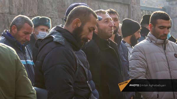 Родственники и родители без вести пропавших и пленных военнослужащих у парламента Армении (8 декабря 2021). Еревaн - Sputnik Армения