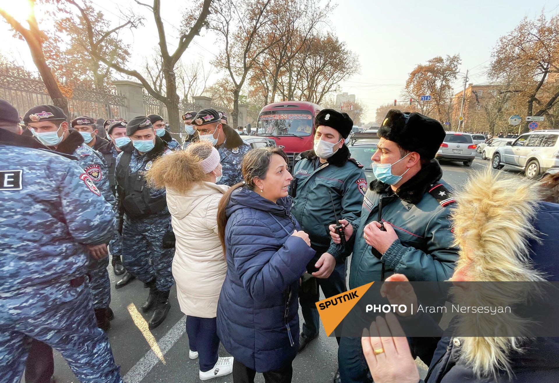 Родственники и родители без вести пропавших и пленных военнослужащих во время стычек с полицией у парламента Армении (8 декабря 2021). Еревaн - Sputnik Армения, 1920, 08.12.2021