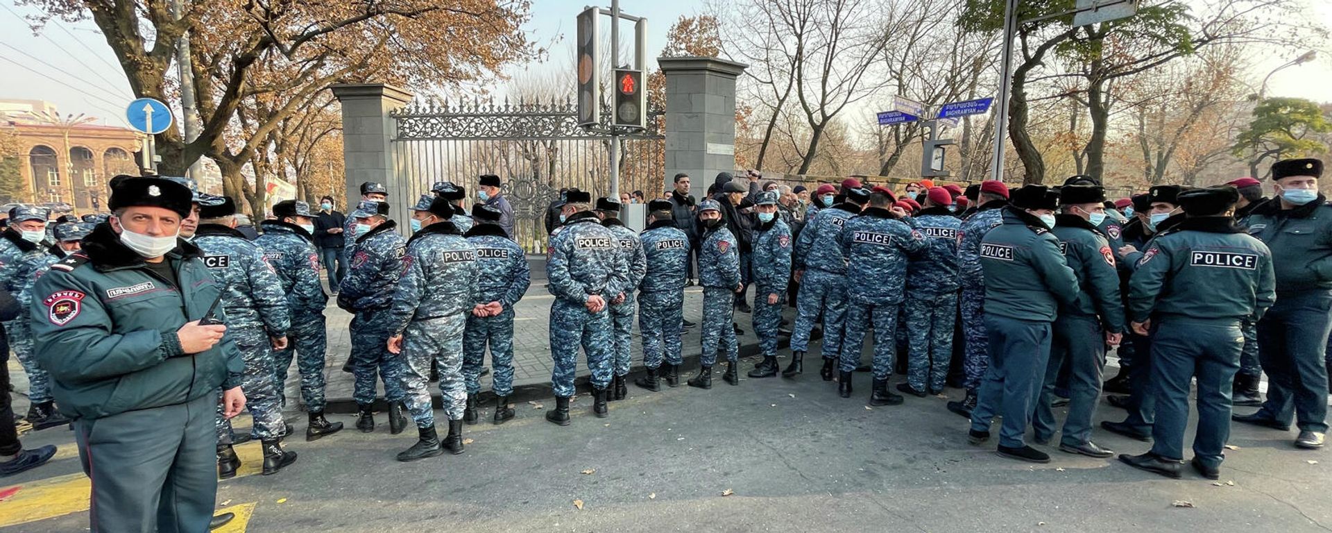 Родные пленных и без вести пропавших в Ереване перекрыли проспект Баграмяна - Sputnik Արմենիա, 1920, 08.12.2021