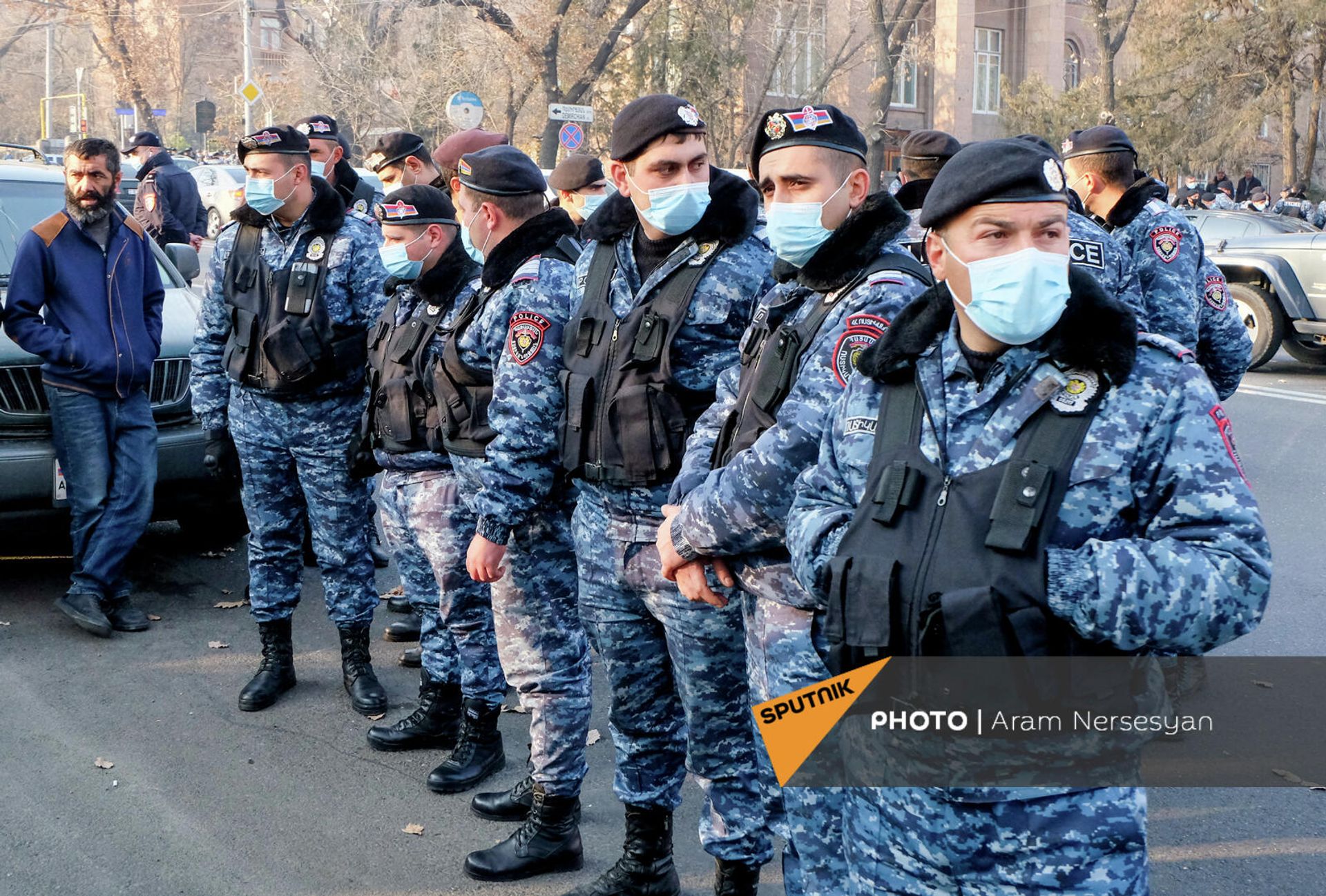 Полиция на перекрестке Баграмяна - Демирчяна во время акции протеста родственников попавших в плен и без вести пропавших военнослужащих (8 декабря 2021). Еревaн - Sputnik Армения, 1920, 08.12.2021