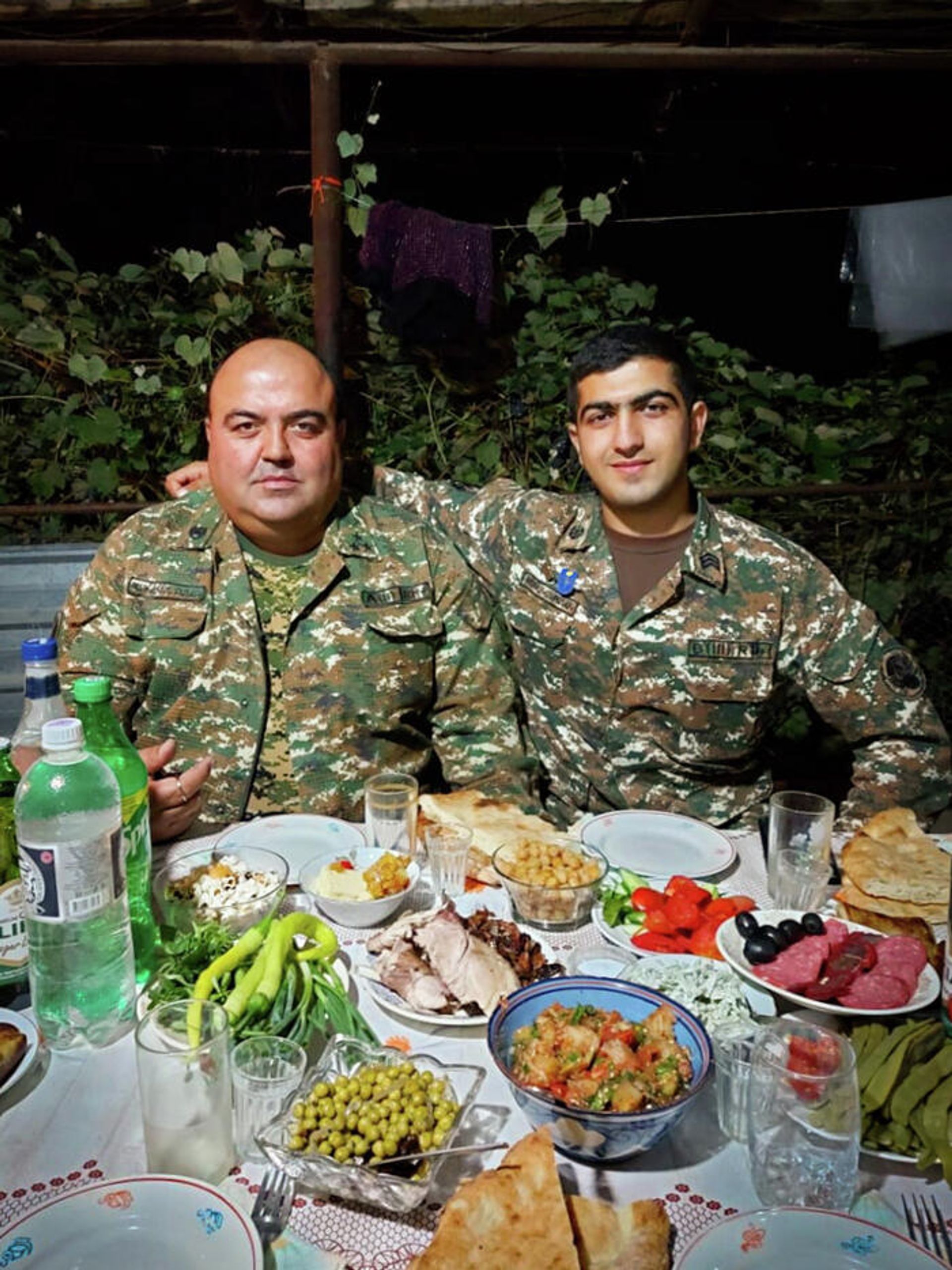 Полковник Сергей Шакарян со старшим сыном, Славой Полковник Сергей Шакарян со старшим сыном, Славой - Sputnik Армения, 1920, 08.12.2021