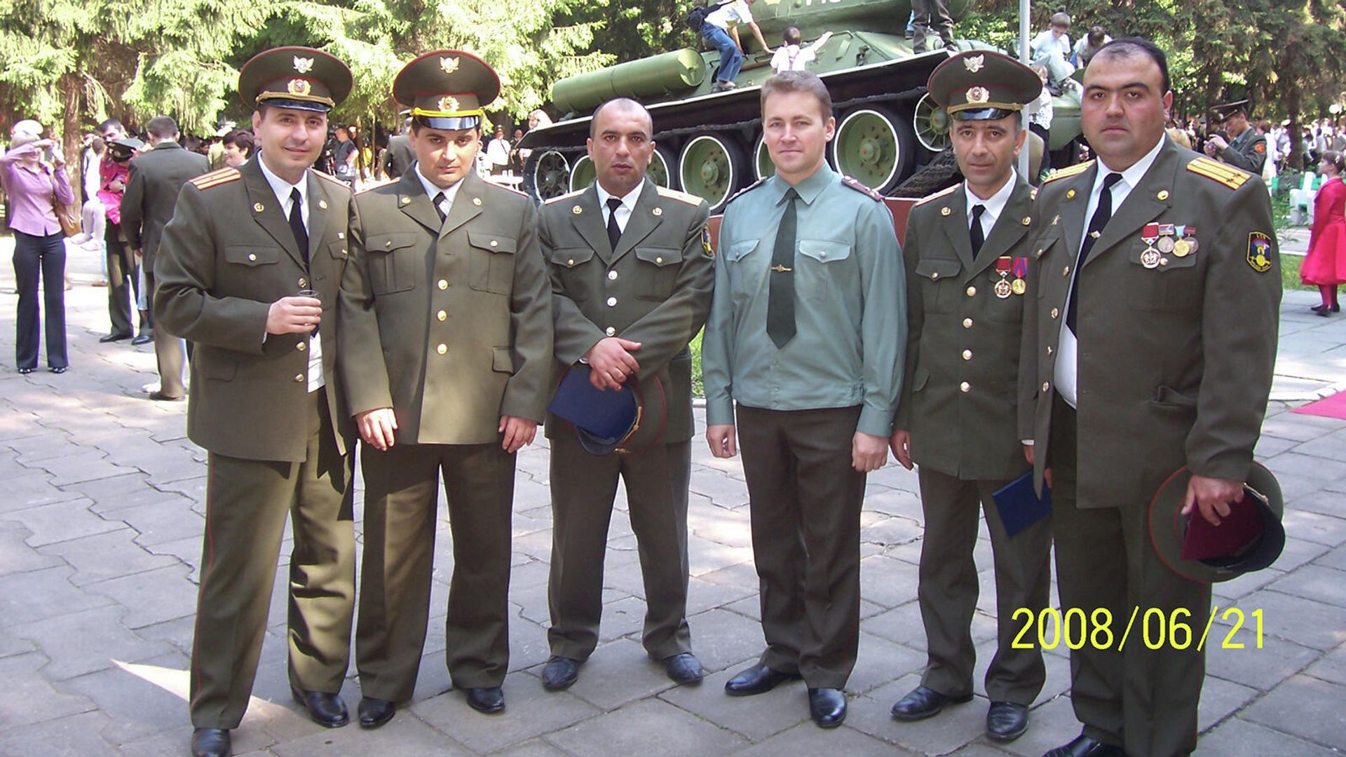 Полковник Сергей Шакарян с боевыми товарищами Полковник Сергей Шакарян с боевыми товарищами - Sputnik Армения, 1920, 09.12.2021