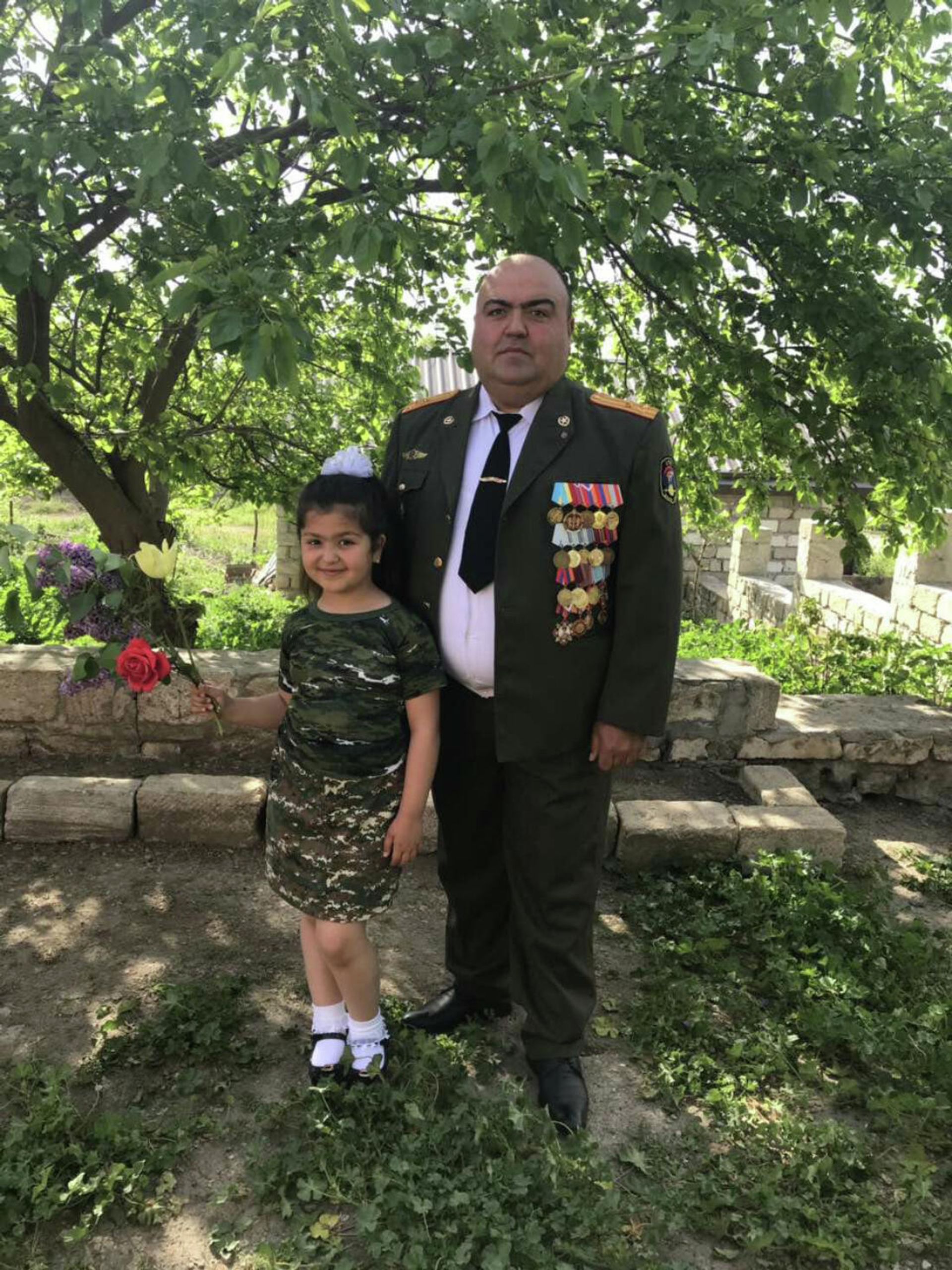 Полковник Сергей Шакарян с любимой дочкой - Мане Полковник Сергей Шакарян с любимой дочкой - Мане - Sputnik Армения, 1920, 08.12.2021
