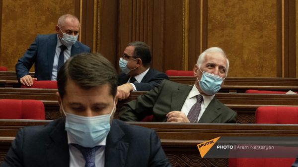 Министр высокотехнологической промышленности Ваагн Хачатурян перед заседанием НС (8 декабря 2021). Еревaн - Sputnik Армения