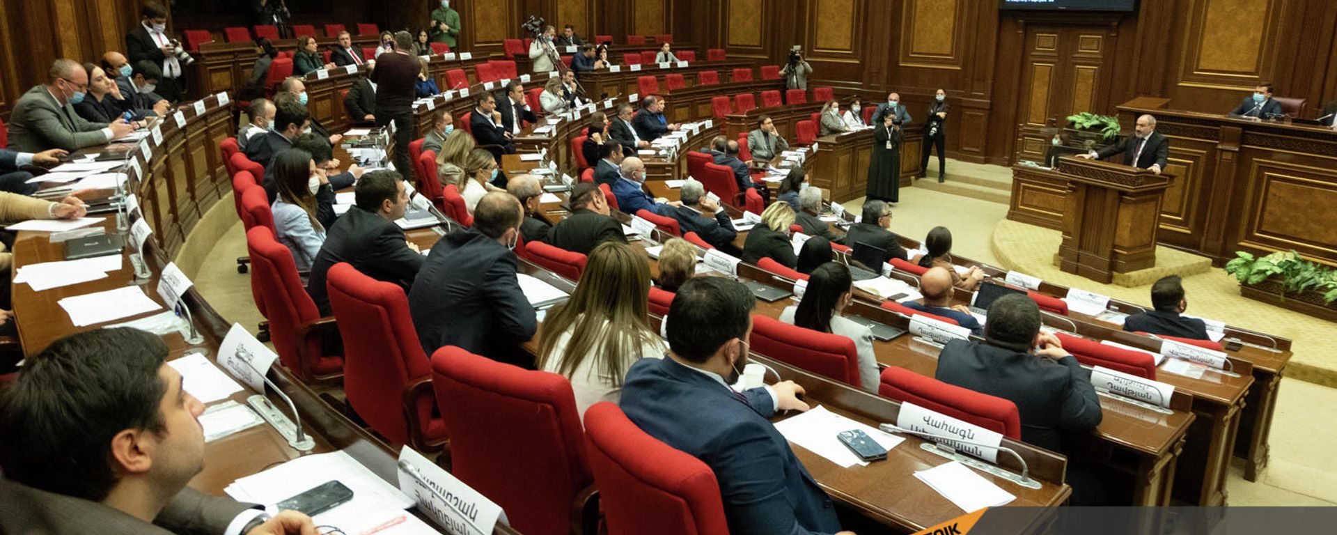 Никол Пашинян во время выступления на заседании НС (8 декабря 2021). Еревaн - Sputnik Армения, 1920, 10.12.2021