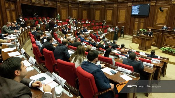 Никол Пашинян во время выступления на заседании НС (8 декабря 2021). Еревaн - Sputnik Армения