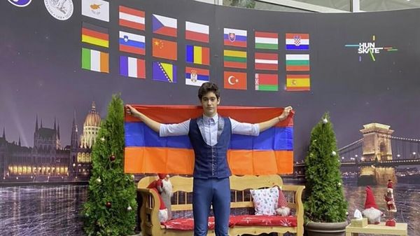 Семен Данилянц.занял второе место в категории юниоров на турнире по фигурному катанию Кубок Санта-Клауса-2021 в Венгрии - Sputnik Армения
