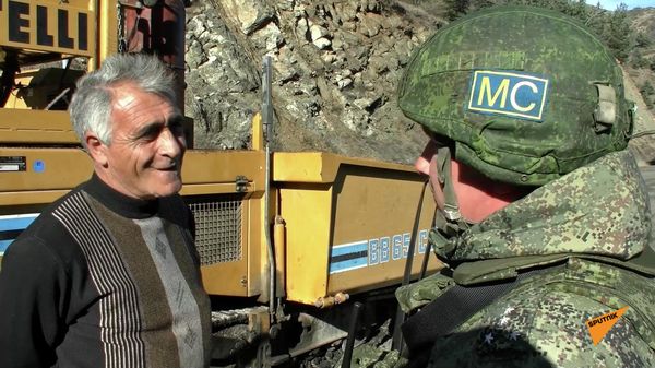 Российские миротворцы обеспечили безопасность при строительстве более 15 км дороги в Шушинском районе Нагорного Карабаха - Sputnik Армения