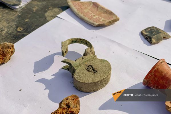 Артефакты обнаруженные в ходе раскопок в в Детском парке им. Кирова в Ереване Артефакты обнаруженные в ходе раскопок в в Детском парке им. Кирова в Ереване - Sputnik Армения