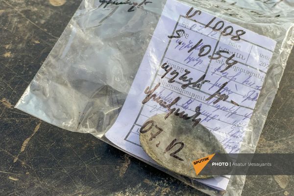 Предмет из меди, обнаруженный в ходе раскопок в в Детском парке им. Кирова в Ереване Предмет из меди, обнаруженный в ходе раскопок в в Детском парке им. Кирова в Ереване - Sputnik Армения