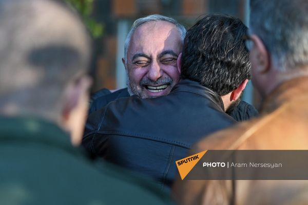 Արմեն Չարչյանին դիմավորում են հարազատները։ - Sputnik Արմենիա