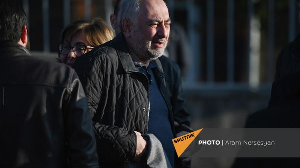 Выпущенный на свободу Армен Чарчян выходит к ожидающим его родственникам и друзьям (10 декабря 2021). Еревaн - Sputnik Армения