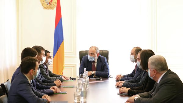 Премьер-министр Никол Пашинян представил аппарату ППА новоназначенного руководителя службы Романоса Петросяна (10 декабря 2021). Еревaн - Sputnik Армения