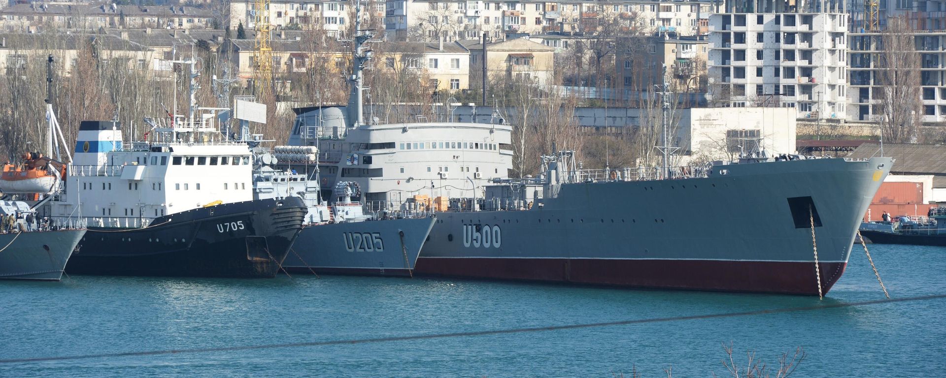 Спасательное буксирное судно Кременец, корвет Луцк и корабль управления Донбасс  - Sputnik Армения, 1920, 10.12.2021