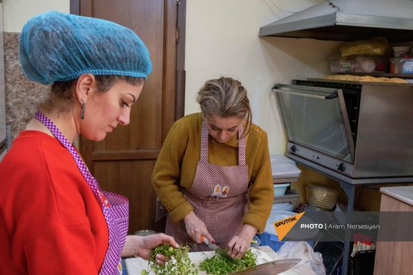 Женщины готовят в небольшой кухне Женщины готовят в небольшой кухне - Sputnik Армения
