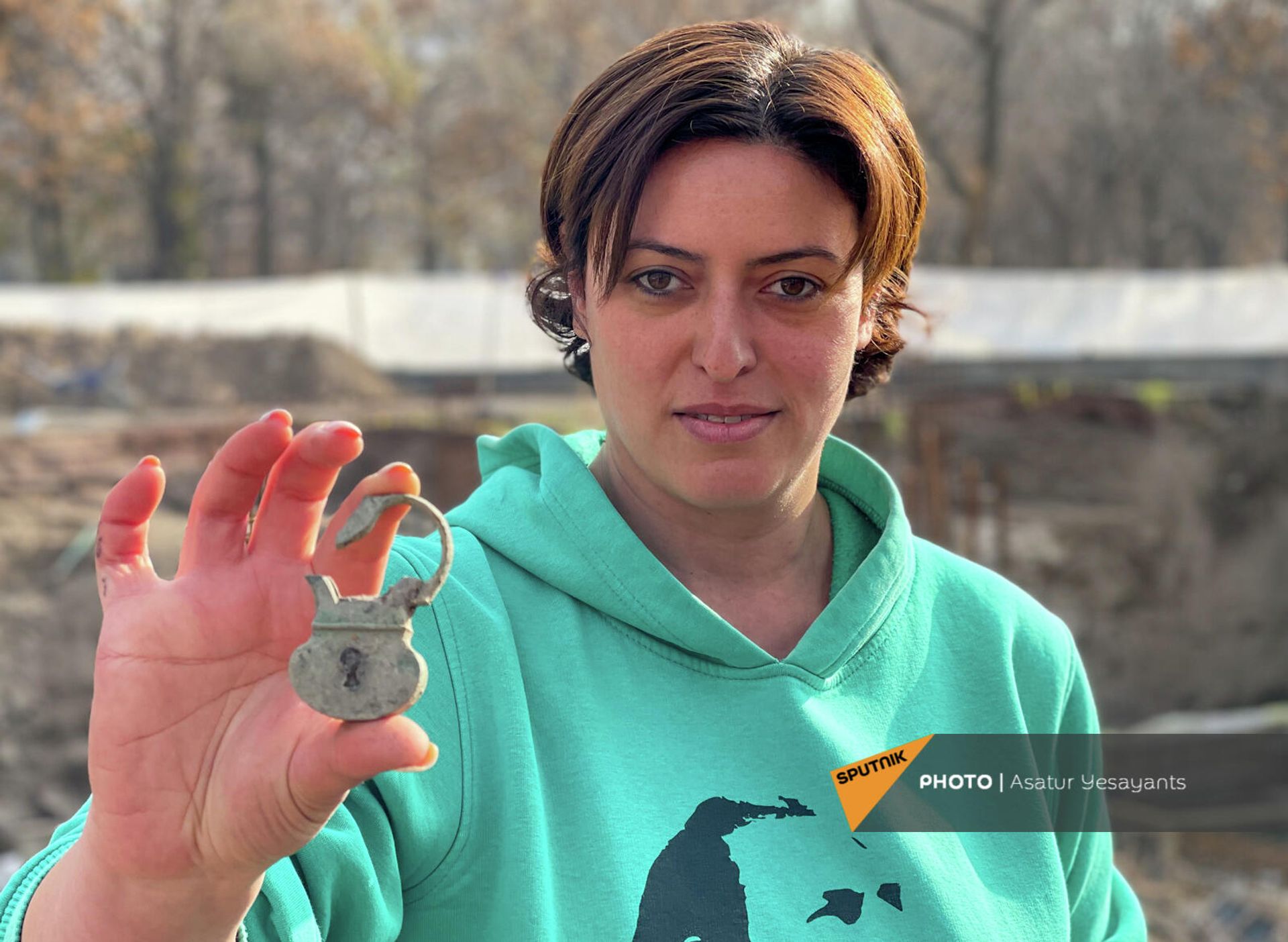 Руководитель археологической экспедиции Мери Сафарян показывает один из артефактов, обнаруженных в ходе раскопок в Детском парке им. Кирова в Ереване Руководитель археологической экспедиции Мери Сафарян показывает один из артефактов, обнаруженных в ходе раскопок в Детском парке им. Кирова в Ереване - Sputnik Армения, 1920, 10.12.2021