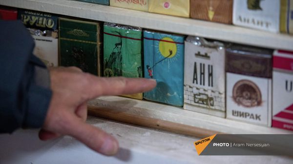 Пачки раритетных сигарет в музее Никогоса Айвазяна - Sputnik Армения