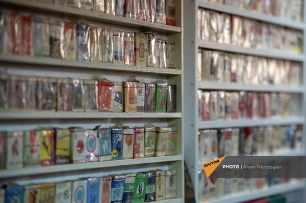 Пачки раритетных сигарет в музее Никогоса Айвазяна - Sputnik Армения